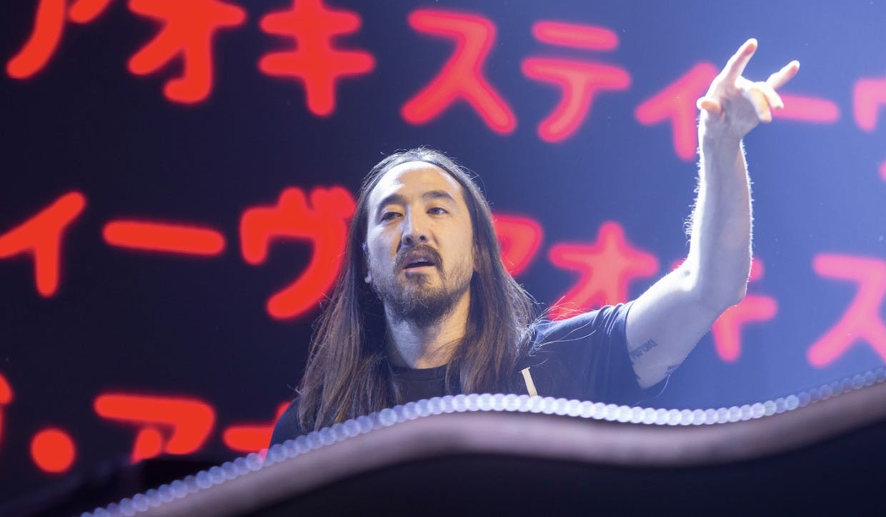 Gambar Steve Aoki dan Stepn Luncurkan Sepatu Digital Seharga Rp11 Juta!