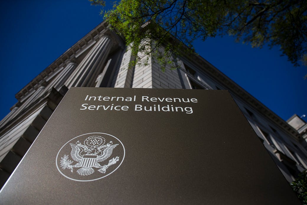 Gambar Kebijakan Terkini AS: Mengharuskan Laporan ke IRS untuk Transaksi Crypto Lebih dari $10.000