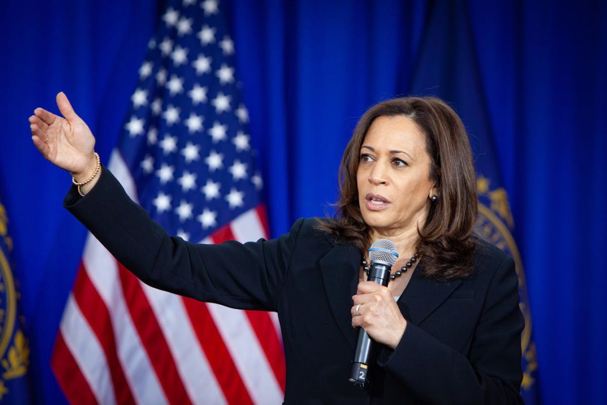 Gambar Kamala Harris Pertimbangkan Senator Anti-Crypto Gary Peters Sebagai Calon Wakil Presiden