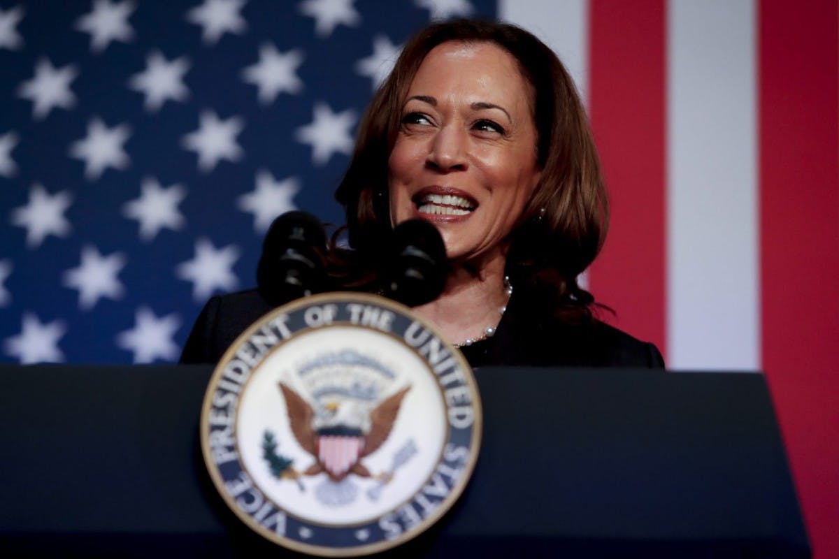 Gambar Kamala Harris Buru Dukungan Crypto: Strategi Politik Baru di Tengah Persaingan Sengit