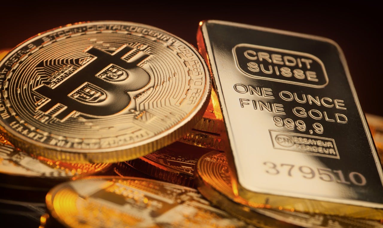 Gambar Bitcoin dan Emas: Dua Aset Berharga dalam Sorotan, Mana yang Lebih Unggul?